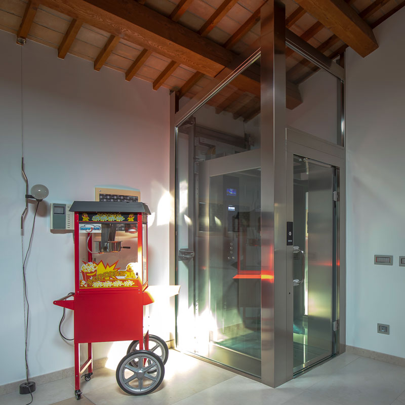 "Eleganza e funzionalità per una villa privata. Abbiamo realizzato un impianto che si integra perfettamente con l'architettura della villa, senza compromettere l'estetica dell'edificio. Scopri come abbiamo realizzato questo progetto visitando il nostro sito web: {link articolo} #ascensore #design #architettura #ville #accessibilità P.S. Non dimenticarti di seguire la nostra pagina Facebook per rimanere aggiornati sulle ultime novità del settore!"